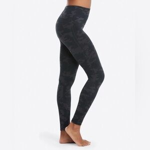 SPANX Women's Look at me Now Seamless Leggings 2X Black Camo